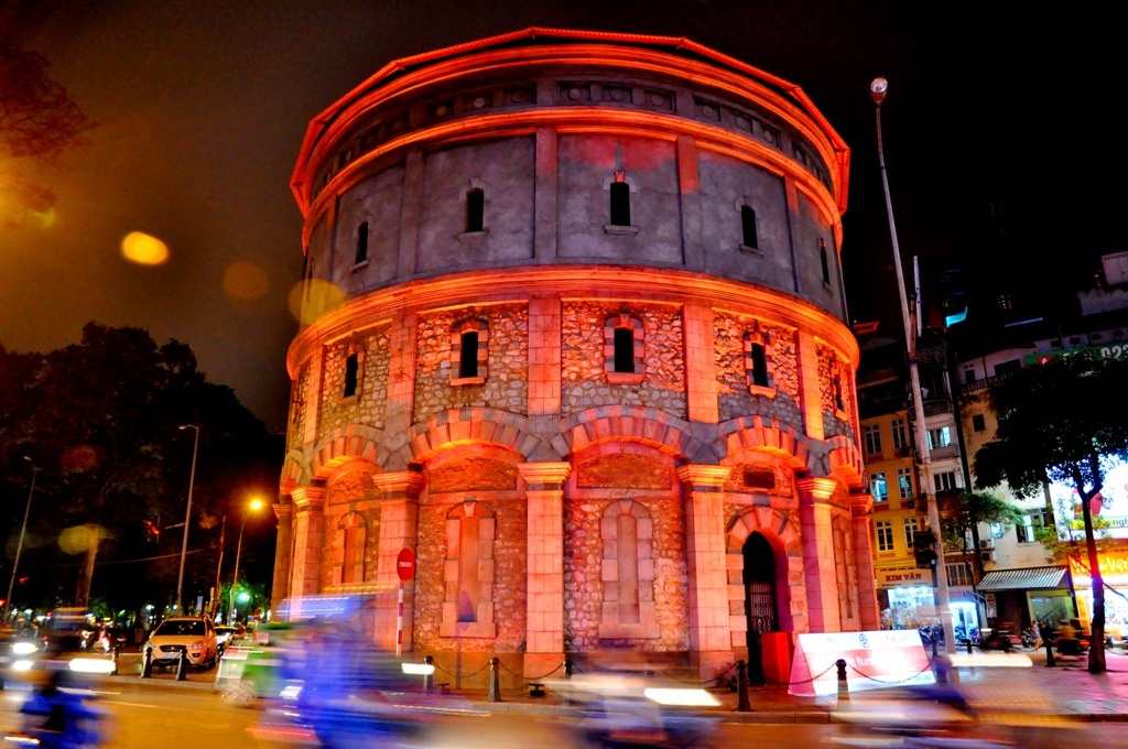 
Hệ thống đèn led chiếu sáng xung quanh tháp nước và đổi màu liên tục khiến cho công trình này nổi bật giữa ngã tư đường.
