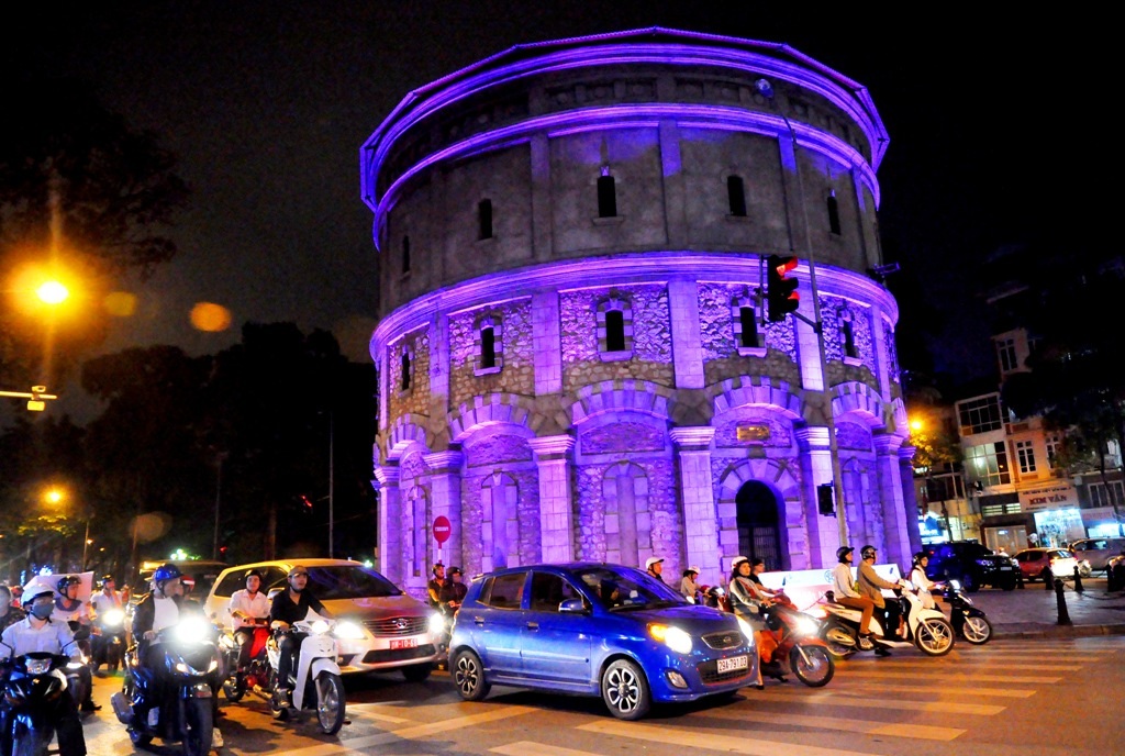 
Tháp nước Hàng Đậu là công trình có tính lịch sử, được xây dựng bằng đá phá thành Hà Nội vào năm 1894. Công trình gồm 3 tầng, hình trụ tròn có đường kính 19m, cao 25m, là nơi chứa, phân phối nước cho các khu phố Thủ đô.
