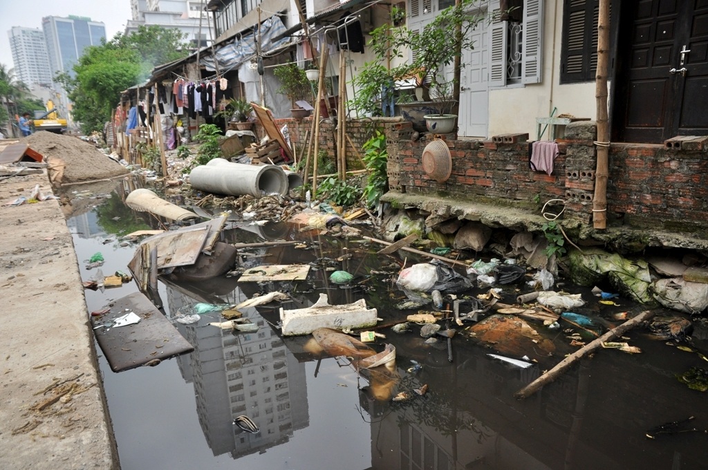 
Nhiều năm nay, hàng chục hộ dân ở tổ dân phố 23, 25 phường Trung Liệt (Đống Đa – Hà Nội) phải chịu cảnh ô nhiễm nặng nề. Nguyên nhân được cho là do việc thi công chậm trễ của dự án cống hóa mương Tây Sơn T5A1.
