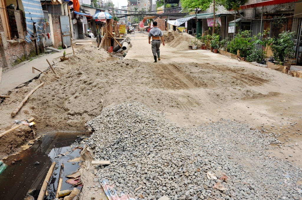 
Không chỉ ô nhiễm, việc thi công dự án khiến cho đường giao thông bị biến thành công trường xây dựng với ngổn ngang cát sỏi, vật liệu xây dựng. Dự án thi công chậm chễ có một phần lý do vì công tác giải phóng mặt bằng.
