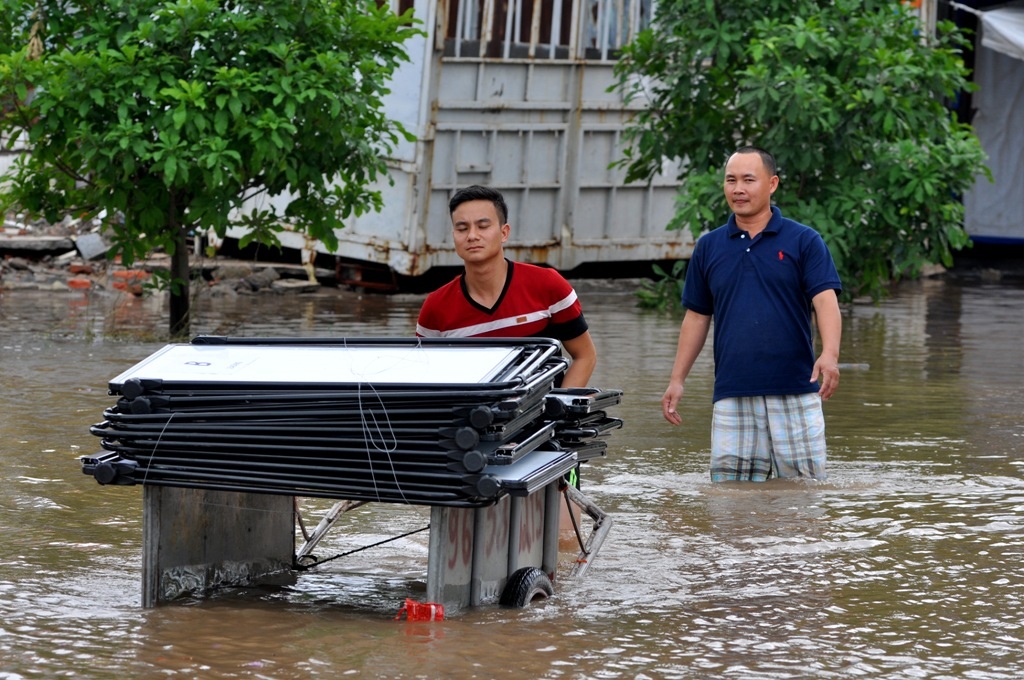 Hà Nội: Máy xúc, xe tải quân sự… giúp dân vượt lụt - Ảnh 2.