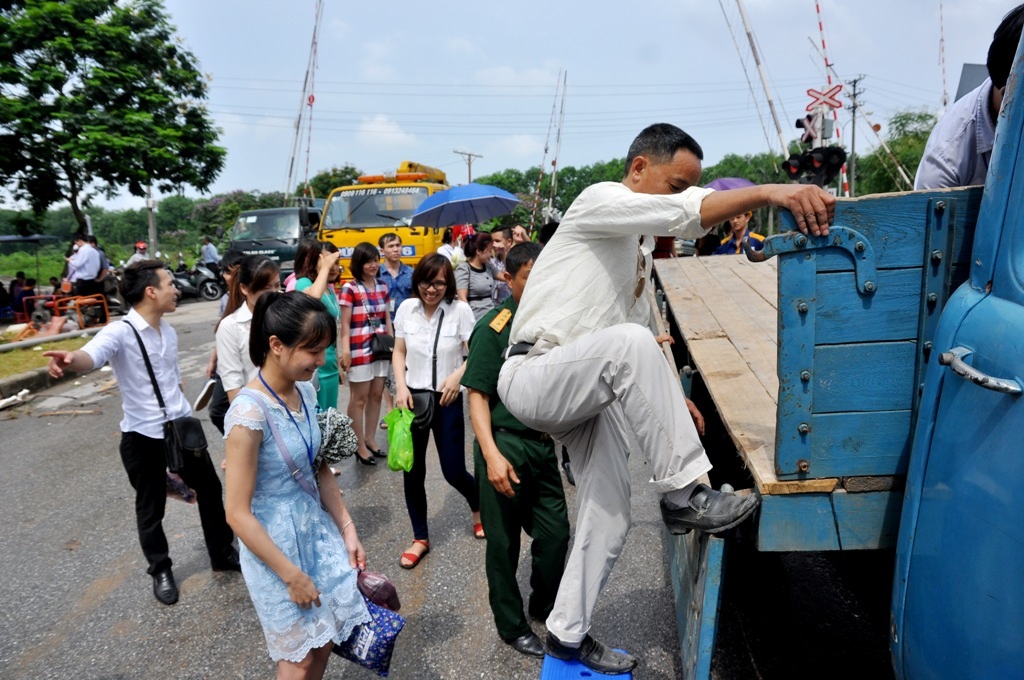 Hà Nội: Máy xúc, xe tải quân sự… giúp dân vượt lụt - Ảnh 9.