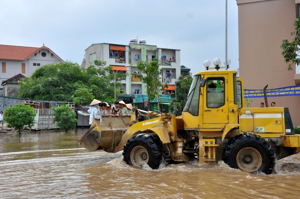 Hà Nội: Máy xúc, xe tải quân sự… giúp dân vượt lụt - Ảnh 7.
