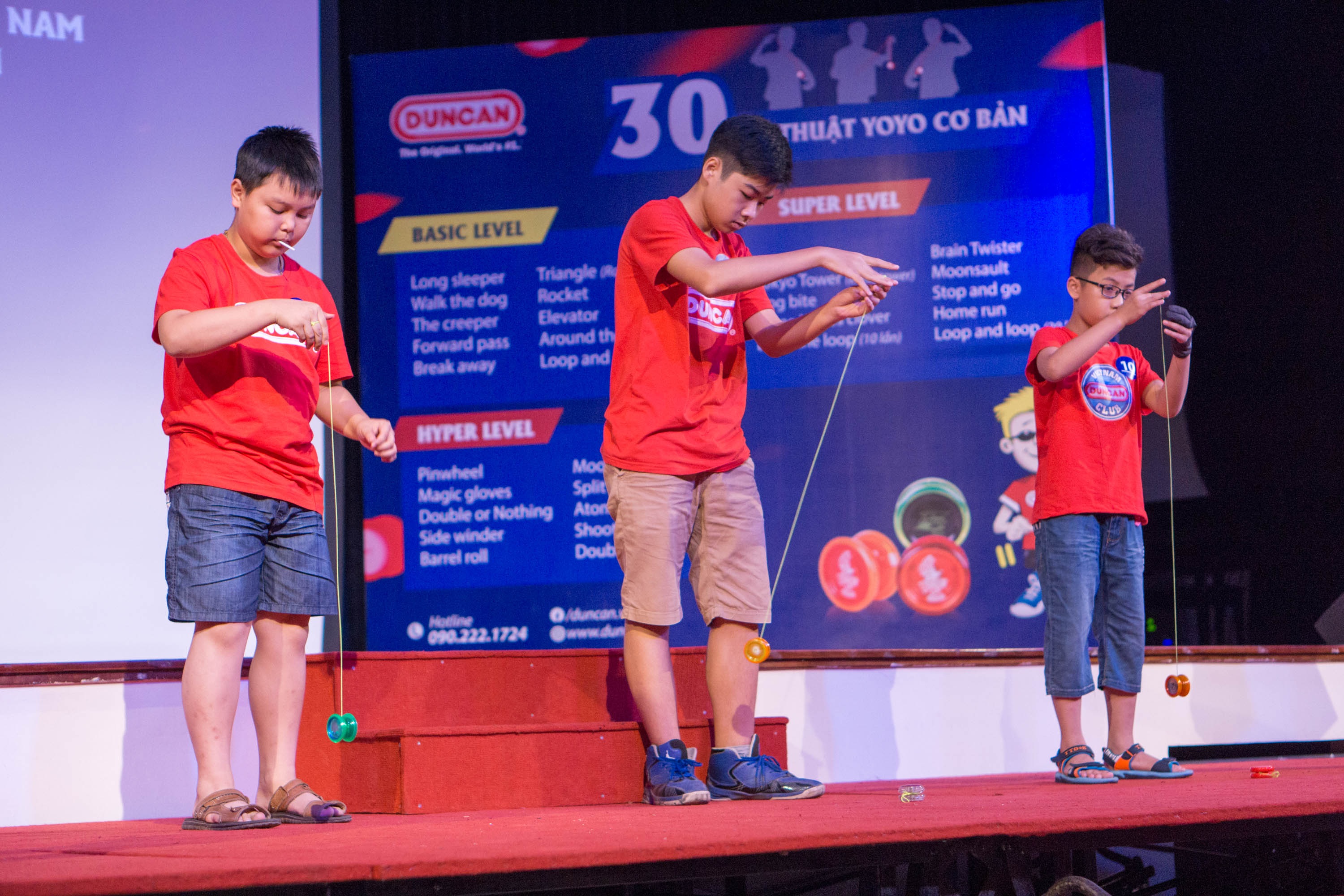 Ấn tượng với chung kết giải đấu YoYo thiếu niên cup CANIFA - DUNCAN - 5 Chơi YoYo không hề đơn điệu với những màn “thả lên, kéo xuống” như nhiều người suy nghĩ mà nó có rất nhiều động tác khó, phức tạp. Thậm chí đối với những người chơi YoYo chuyên nghiệp đôi khi cũng phải luyện tập mất hàng năm để thành thạo một kỹ thuật trình diễn khó