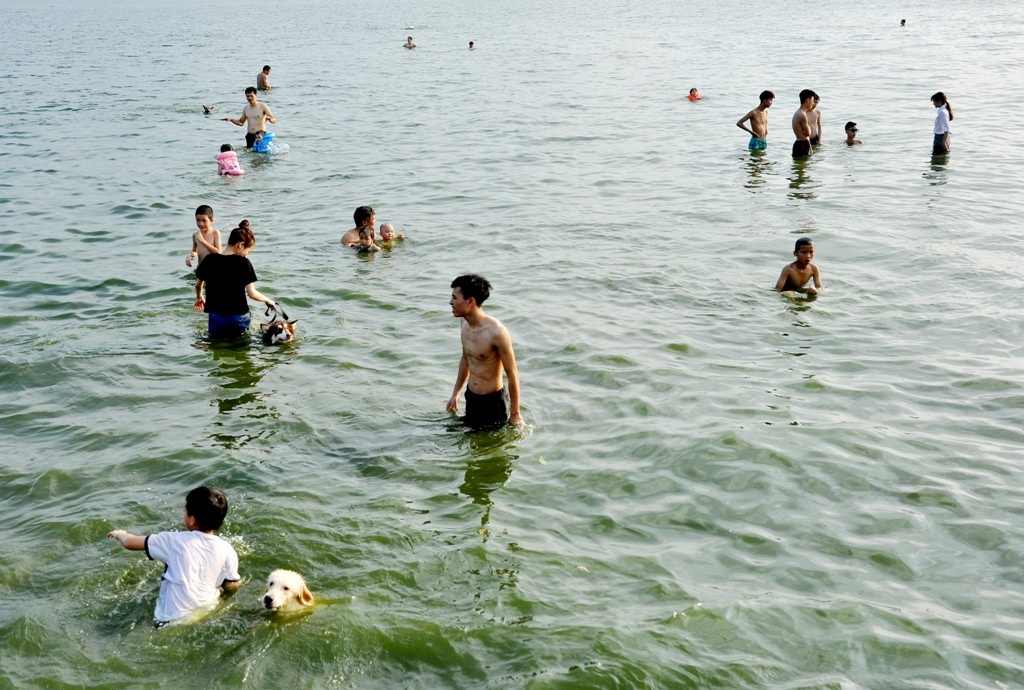 
Nhưng vẫn có những em nhỏ bơi hồ mà không có sự giám sát của người lớn, rất nguy hiểm.
