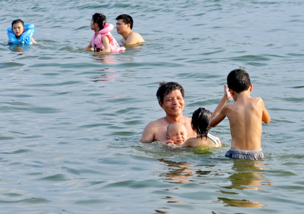 
Cũng vì lượng người tắm đông nên khu vực này được ví như bãi biển giữa lòng Hà Nội.
