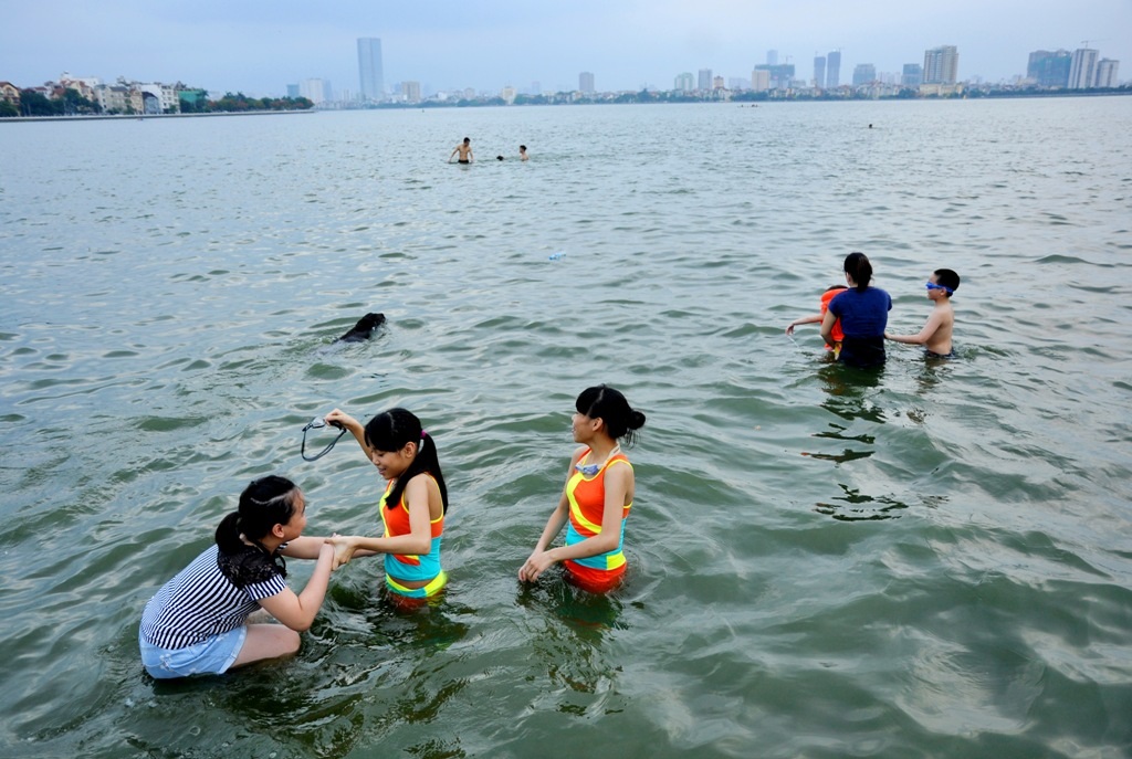 
Nhiều người lớn tận dụng mặt hồ để dạy bơi cho trẻ.
