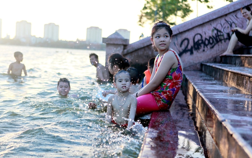 Người Hà Nội cùng thú cưng tắm hồ Tây giải nhiệt - 7
Bãi tắm này cũng thu hút khá đông người dân. Các em nhỏ cũng được theo chân phụ huynh đến đây tắm mát.