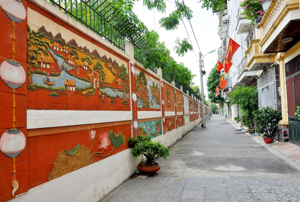 
Đoạn đường tranh gốm dài khoảng 200m gồm nhiều bức tranh độc đáo về phong cảnh làng quê Việt được người dân tại ngõ 78 đường Duy Tân (Cầu Giấy – Hà Nội) tự bỏ tiền thực hiện.
