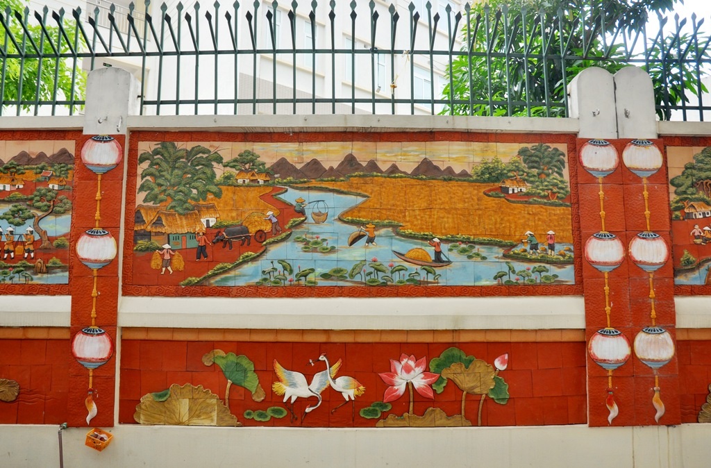 Sự hoành tráng của các bức tranh khiến nhiều người không khỏi ngạc nhiên, thậm chí coi đây là con đường gốm sứ thứ hai của Hà Nội, sau con đường gốm sứ dài kỷ lục tại quận Long Biên.