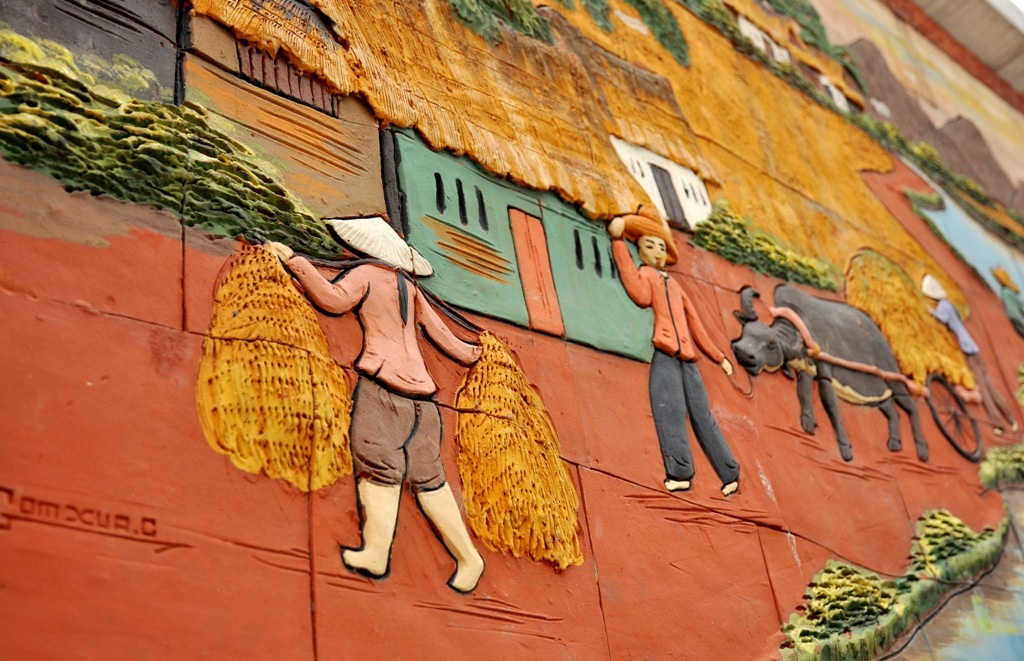 Cảnh gặt lúa quen thuộc thường thấy ở các làng quê Việt