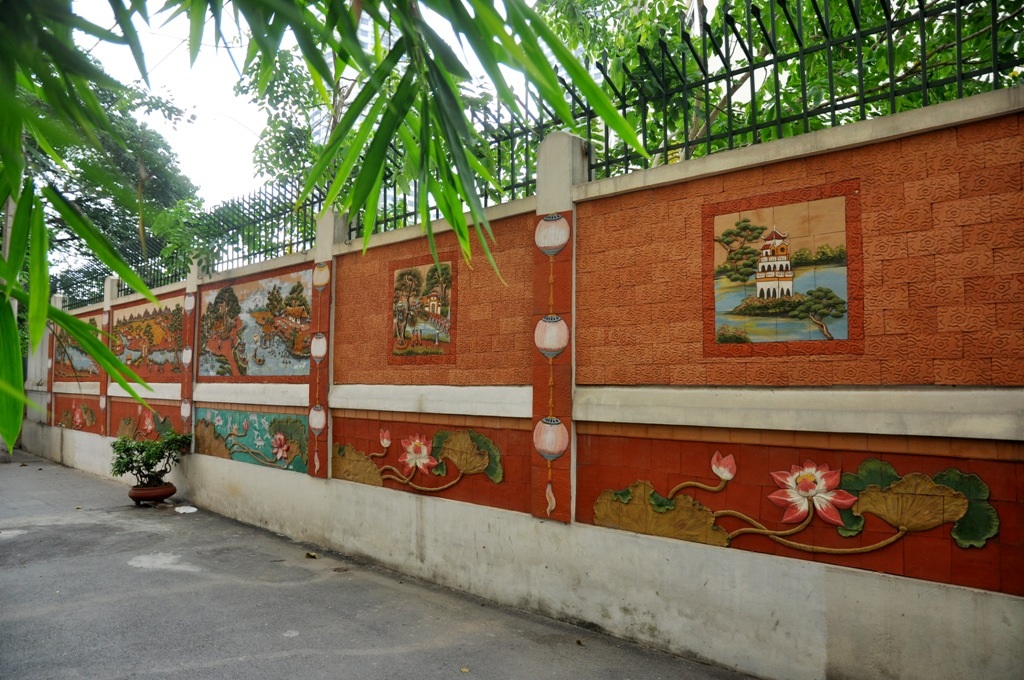 Bức tường gốm sứ dài hơn 200 m này được chia làm 2 phần: phần trên là các bức tranh sinh hoạt, khung cảnh làng quê Việt Nam. Phần dưới có chiều cao khoảng 300m được trang trí đồng bộ bằng các bức tranh về hoa sen tạo nên một tổng thể hài hòa, ấn tượng