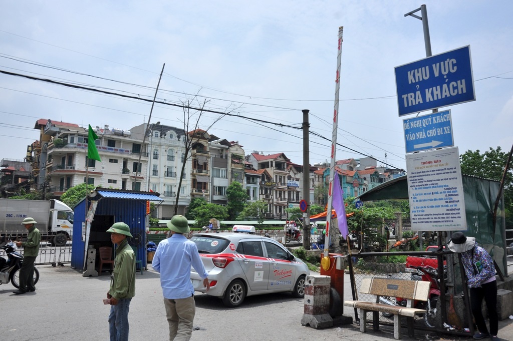 Cũng vì diện tích chật hẹp, nên việc quy hoạch, tách bạch hoạt động của từng loại xe chưa được thực hiện. Xe ôm, taxi, xe khách ra vào, đón trả khách còn khá lộn xộn, bát nháo trong bến xe