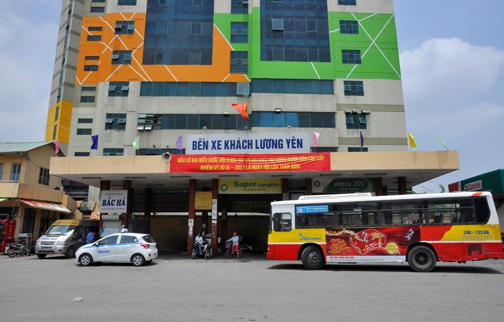 
Dù là 1 trong 6 bến xe lớn nhất Hà Nội, là bến xe cấp 2 ở cửa ngõ Đông Bắc thành phố nhưng Lương Yên có diện tích thấp nhất (khoảng 5.500m2), điều kiện hạ tầng thấp nhất trong nhóm (nhỏ hơn nhiều so với các bến xe Nước Ngầm, Yên Nghĩa, Gia Lâm). Diện tích nhỏ nhưng tần suất khai thác của bến xe Lương Yên hiện tại là 335 lượt xe/ngày, áp lực lớn hơn nhiều so với mức 224 lượt xe/ngày của bến xe Nước Ngầm (diện tích gần 18.000m2) hay bến xe Yên Nghĩa (600 lượt xe/ngày, diện tích 69.800m2).
