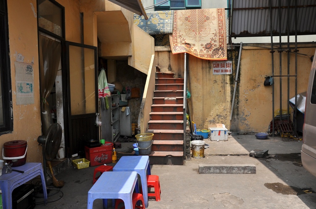 
Dù là một bến xe trung tâm nhưng trong suốt 12 năm tồn tại, bến xe Lương Yên không được đầu tư, nâng cấp. Tất cả các hạng mục ở đây đều xuống cấp, không đủ tiêu chuẩn đáp ứng nhu cầu của hành khách.
