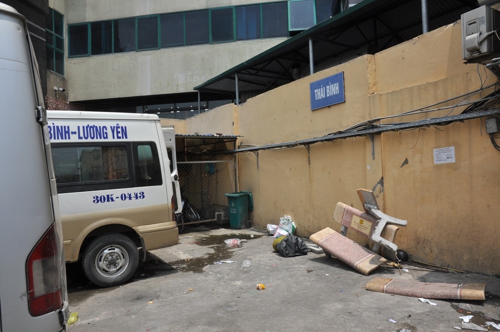 Bên trong khuôn viên bến xe, rất nhiều hạng mục bị bỏ quên, không được đầu tư, cải tạo