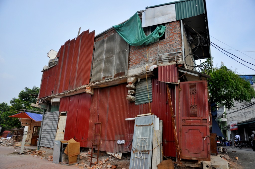 
Những căn nhà có hình tứ giác méo, mỏng khiến cho bộ mặt của tuyến đường đắt kỷ lục này trở lên nhếch nhác, mất mỹ quan đô thị.
