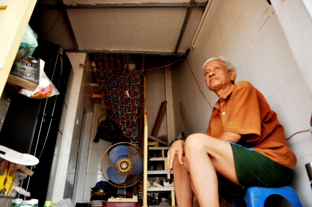 
Ông Bái (70 tuổi, đoạn Ô Đống Mác - Nguyễn Khoái) cho biết, hiện tại diện tích căn nhà ông rộng khoảng 11m2, trong đó diện tích ở chỉ có 9m2, chiều sâu chưa đến 3m2. Căn nhà thậm chí không đủ để kê một chiếc giường.
