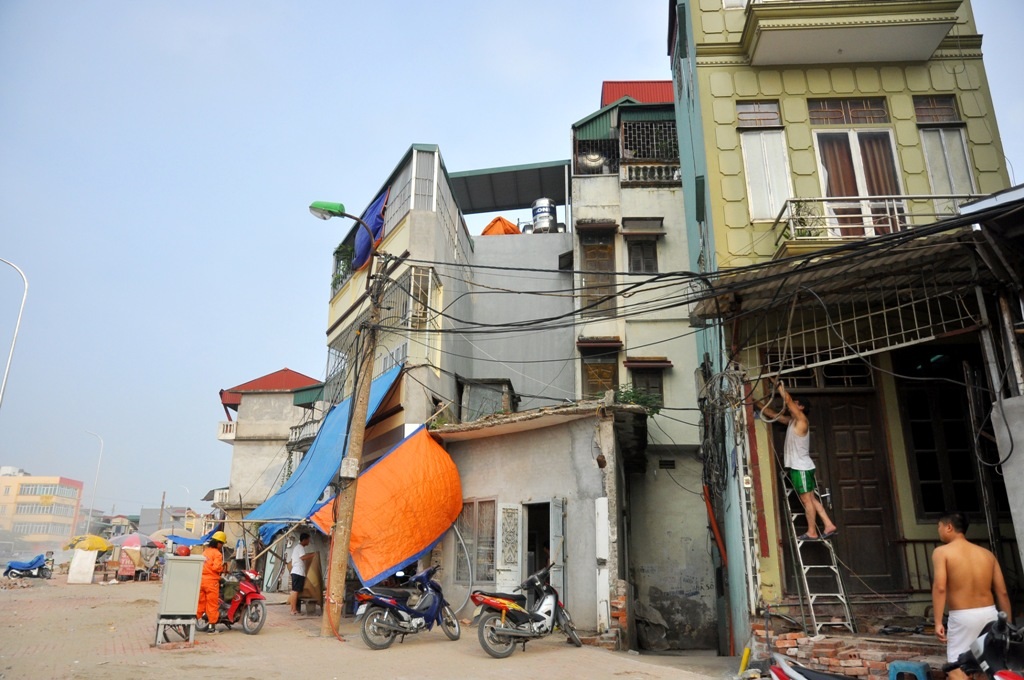 
Việc hợp khối những căn nhà không đạt chuẩn được xem là giải pháp để triệt nhà siêu mỏng, siêu méo. Song phương án này vấp phải khó khăn bởi nhiều chủ nhà không thương lượng được giá bán.
