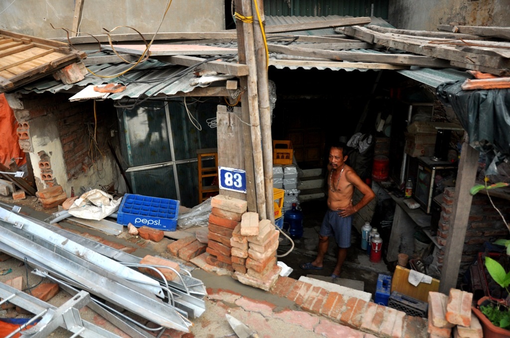 
Một căn nhà thấp hơn mặt đường khoảng 1m. Người dân ở đây cho hay đã làm đơn gửi chính quyền địa phương để cấp giấy phép sửa chữa nhưng chưa nhận được hướng dẫn hay phản hồi nào.
