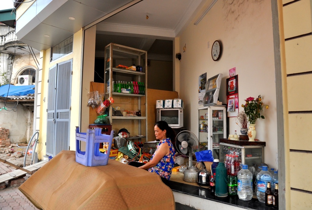 Mặt tiền một căn nhà siêu méo được tận dụng làm chỗ bán nước