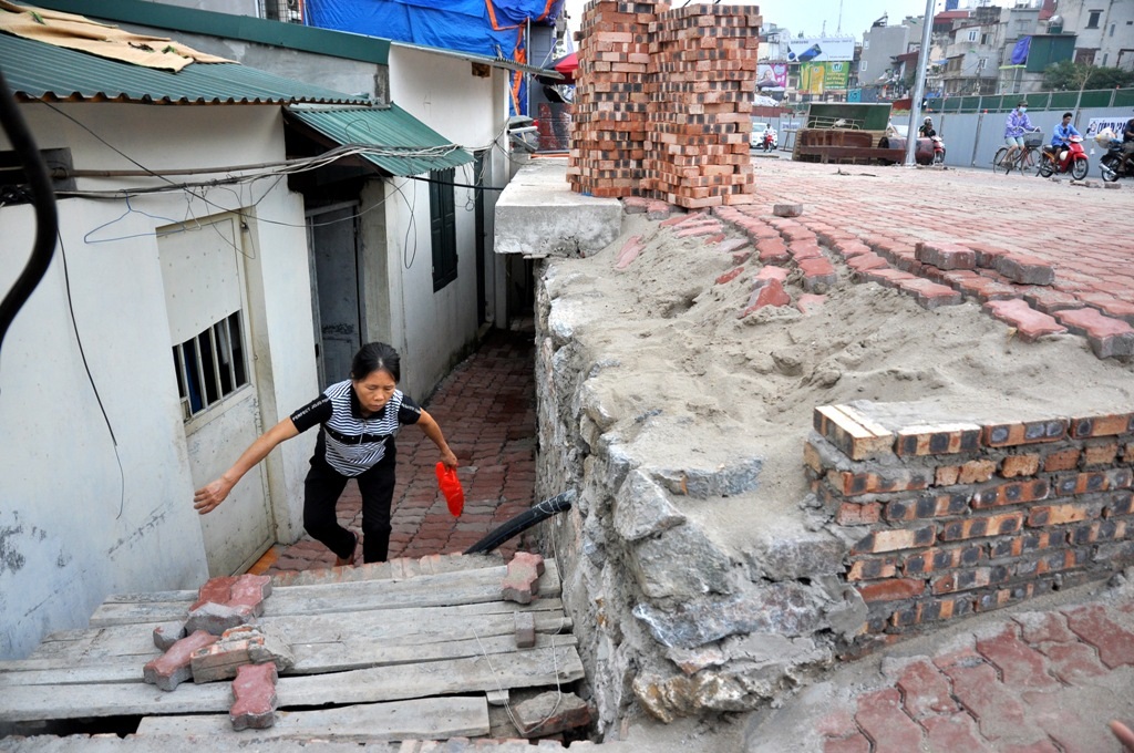 
Hàng chục ngôi nhà bỗng dưng biến thành hầm. Mặt đường cao hơn nhà từ 1-2m, cầu thang dốc đứng.

