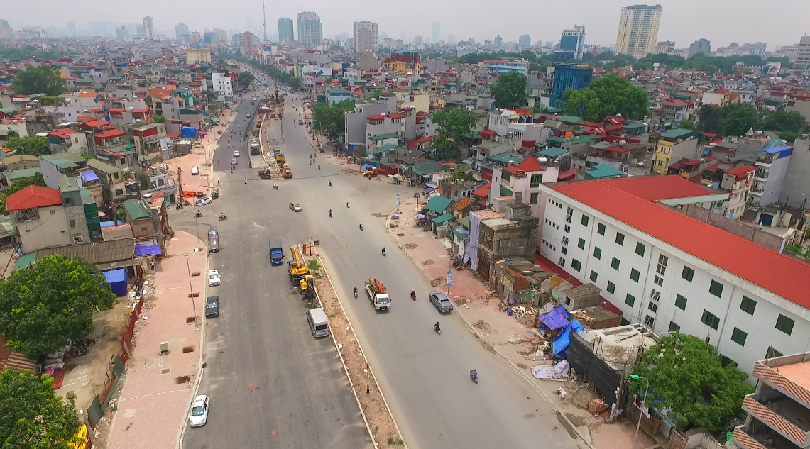 Dự án đường Vành đai 1 (đoạn Ô Đống Mác - Nguyễn Khoái) có chiều dài 570 m, rộng 50 m, được UBND TP Hà Nội phê duyệt vào cuối năm 2005 với tổng mức đầu tư là 383 tỷ đồng. Đến tháng 9/2014, dự án được điều chỉnh tăng mức đầu tư gấp gần 3 lần lên tới 1.139 tỷ đồng, tương đương gần 2 tỷ đồng/m. Đây được xem là con đường lập kỷ lục cả về kinh phí lẫn tiến độ thi công.