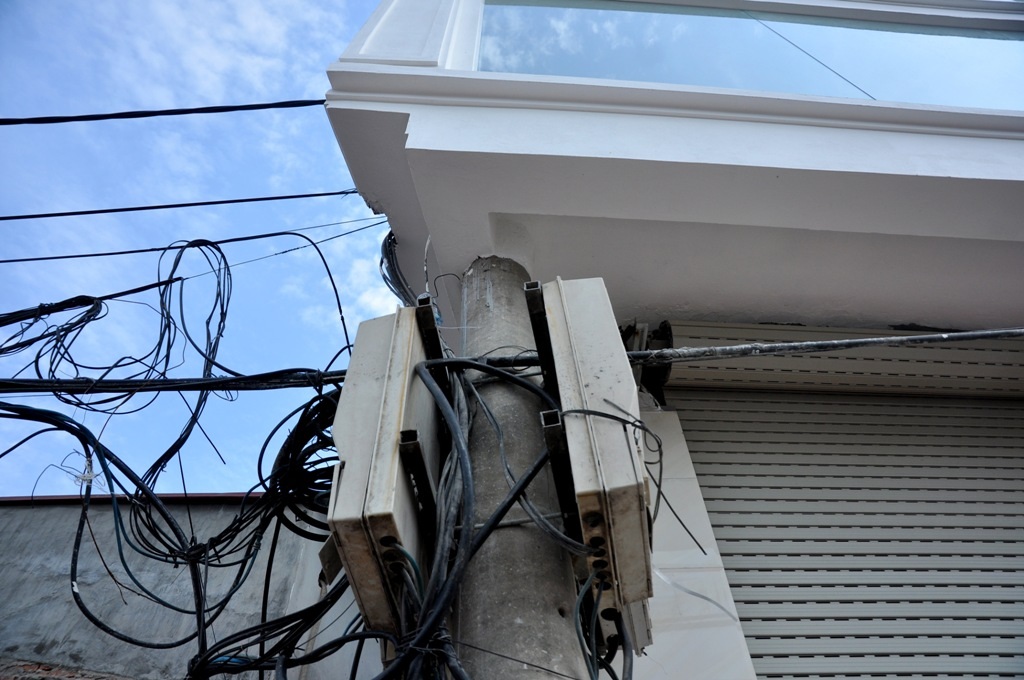 Ngôi nhà 4 tầng gây xôn xao dư luận khi được xây dựng ngay sát với cột điện cũng nằm trên tuyến đường này. Từ tầng 2, công trình đua ra vỉa hè gần 1m, “ôm” cây cột điện vào trong.