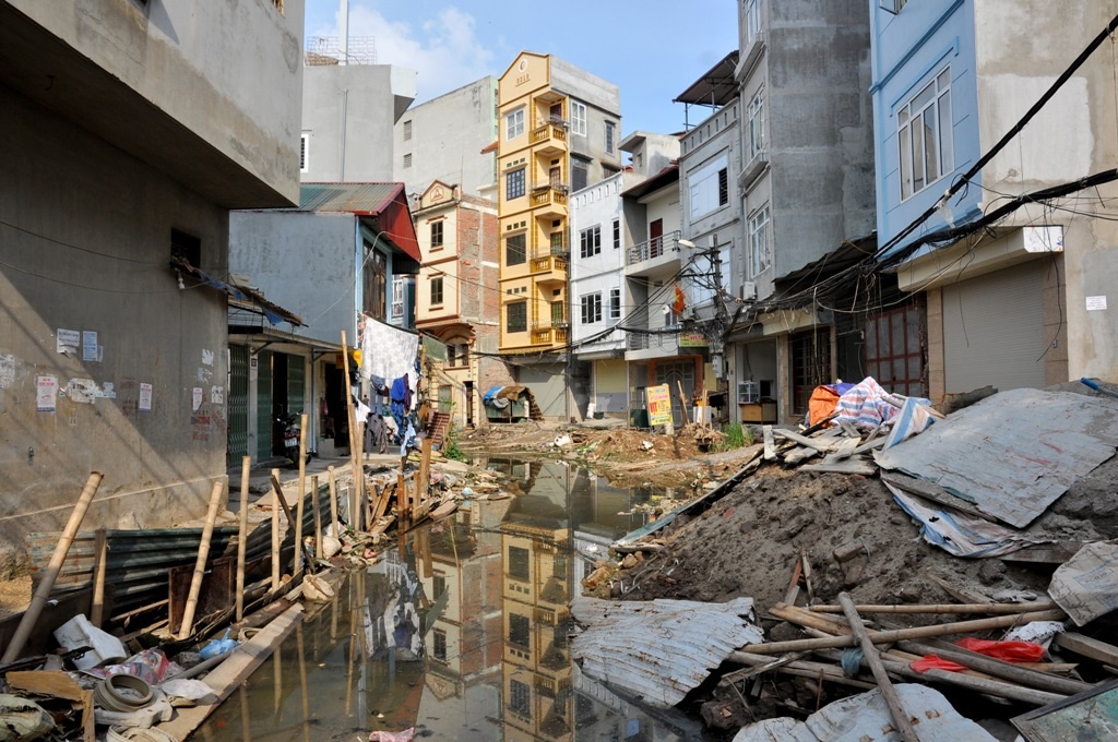 
Nhiều vũng nước thải đọng lại trở thành nơi sinh sôi nảy nở của vi khuẩn gây bệnh.
