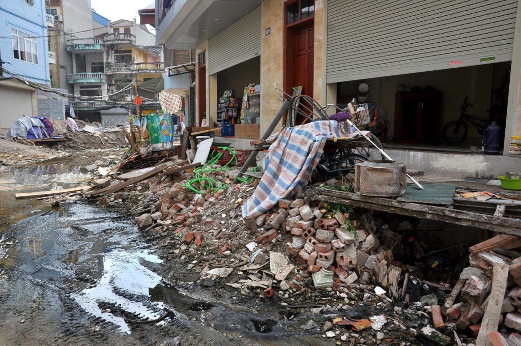 
Bà Thanh (người dân sống ở ngõ 139 Khương Thượng, Đống Đa, Hà Nội) bức xúc cho biết, đoạn đường này thường xuyên bị ngập úng. Trời mưa nước ngập cao đến cả mét, con đường gần như chìm trong biển nước. Mọi người phải nghỉ làm ở nhà túc trực để ngăn không cho nước tràn vào nhà. Còn trẻ con muốn đi học phải có người lớn cõng. Trong khi đó, trời nắng nước cống bốc mùi hôi thối khiến cho nhà nào cũng phải đóng cửa hoặc bịt khẩu trang.
