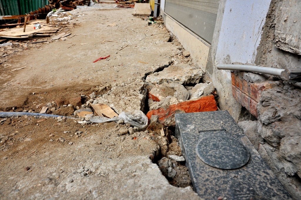 
Mặt đường nứt toác, nhiều ổ gà do ảnh hưởng của việc thi công.
