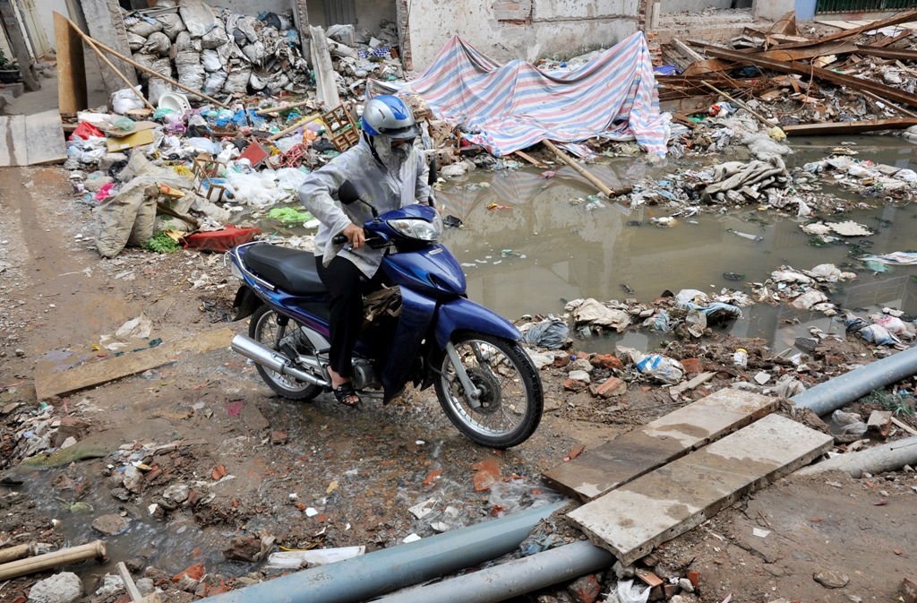 
Một người phụ nữ đang cố gắng di chuyển qua đoạn đường gập gềnh.
