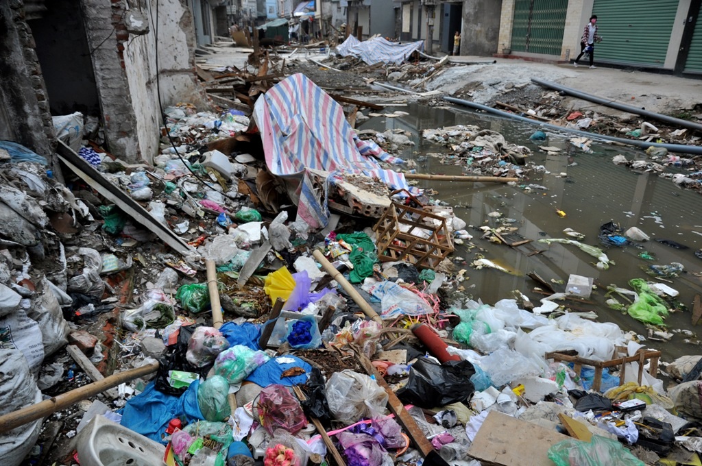 
Những đống rác thải lớn tràn ngập ở khắp mọi nơi khiến cho tình trạng ô nhiễm càng trở lên trầm trọng.
