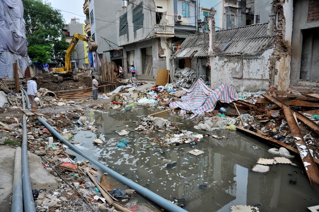 Được biết, dự án cải tạo tuyến mương L2A thuộc Dự án cải tạo kênh mương thoát nước giai đoạn II sử dụng nguồn vốn ưu đãi của Cơ quan Hợp tác Quốc tế Nhật Bản (JICA) do BQL thoát nước Hà Nội đảm nhiệm. Dự án được phê duyệt vào năm 2005 nhưng đến năm 2012 mới chính thức được khởi công xây dựng. Tuy nhiên, từ đó đến nay, việc thi công gần như vẫn “giậm chân tại chỗ”.