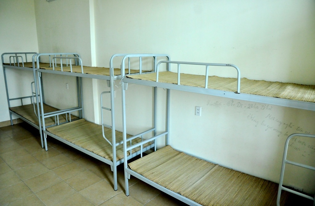 
Thí sinh và người nhà đến nghỉ tại ký túc xá Mỹ Đình sẽ ở phòng rộng 43 m2, có 3 giường tầng, 2 nhà vệ sinh khép kín.
