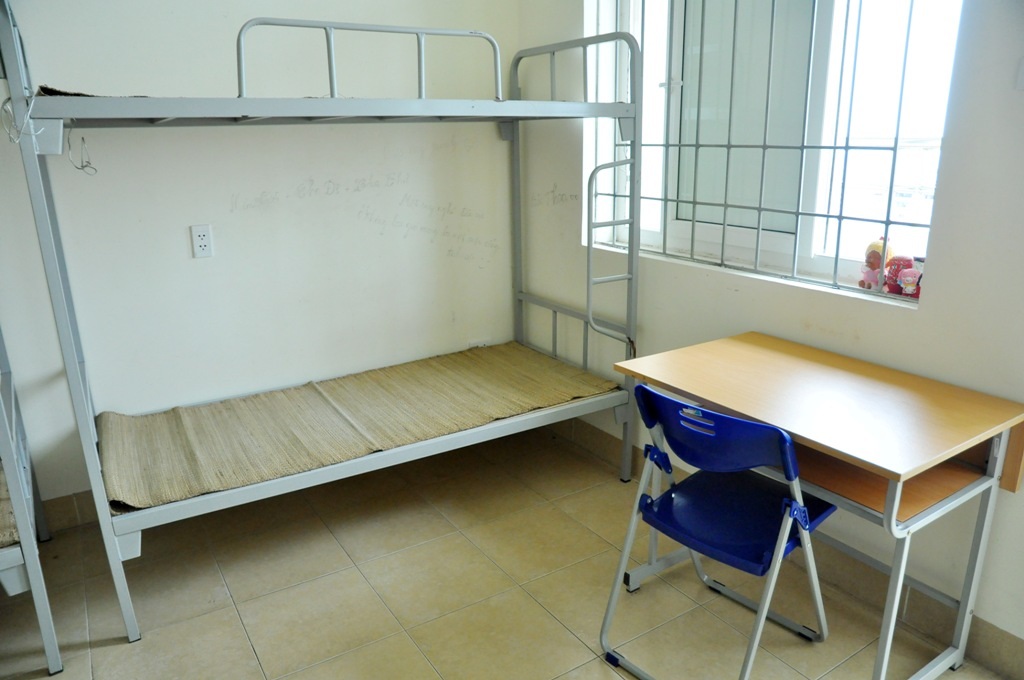 
Mỗi một phòng như vậy có thể phục vụ 6 thí sinh và người thân. Phòng có trang bị bàn học thuận tiện.
