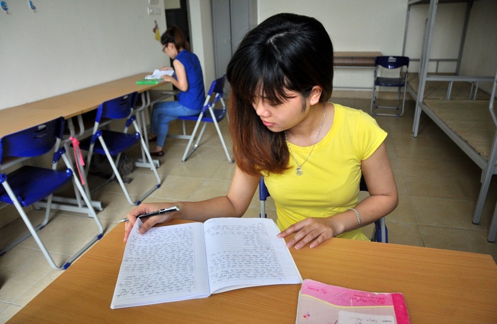 
Đến nay, ban quản lý ký túc xá cho biết đã nhận được khoảng hơn 100 đơn đăng ký xin ở trọ miễn phí của các thí sinh. Trong ngày 29/6, đã có một thí sinh dọn đến ở. Nhiều thí sinh khác dự kiến sẽ có mặt từ ngay mai sau khi làm thủ tục thi.
