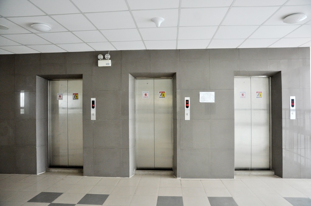 
Tòa nhà có thang máy. Việc ăn ở của sĩ tử và người thân ở đây cũng thuận tiện vì có nhà ăn sinh viên, siêu thị mini, quầy Internet.
