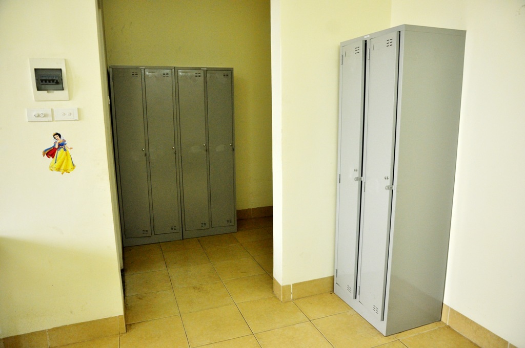 
Trong phòng có tủ đựng đồ cá nhân.
