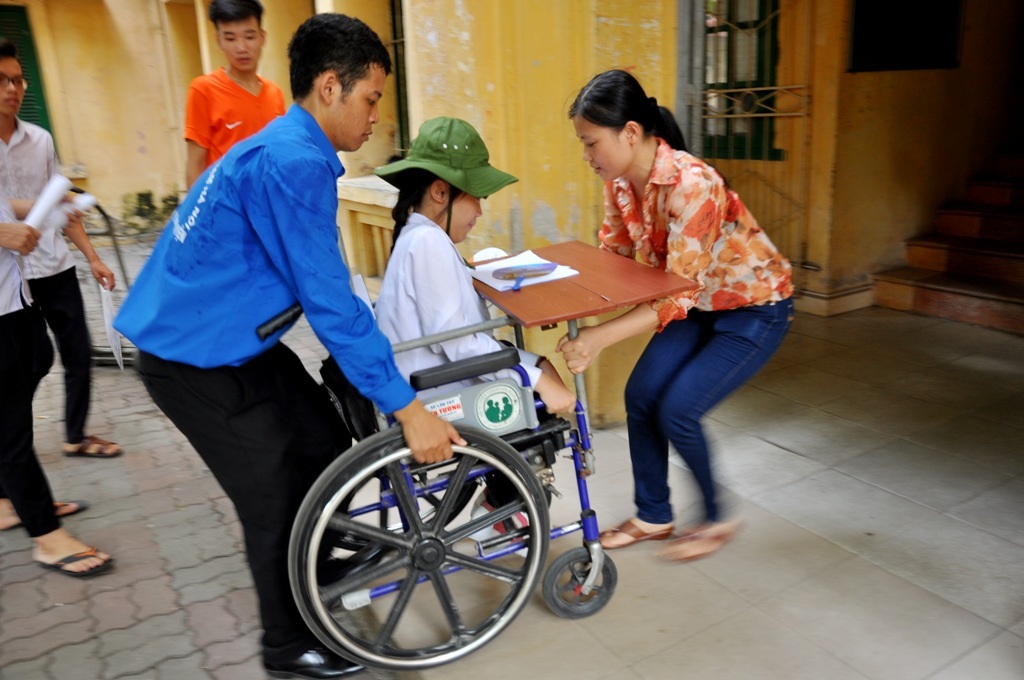 Dù nhà cách địa điểm thi chỉ 7km nhưng chị Ngô Thị Hải (SN 1976, mẹ Hà An) vẫn quyết định nghỉ làm cùng chồng chuyển đến ở KTX Đại học Sư phạm Hà Nội để tiện chăm sóc và đưa đón An đi thi