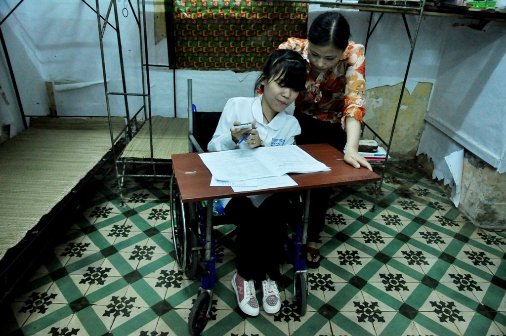 Chị Hải đang cùng Hà An xem lại kết quả thi môn ngoại ngữ