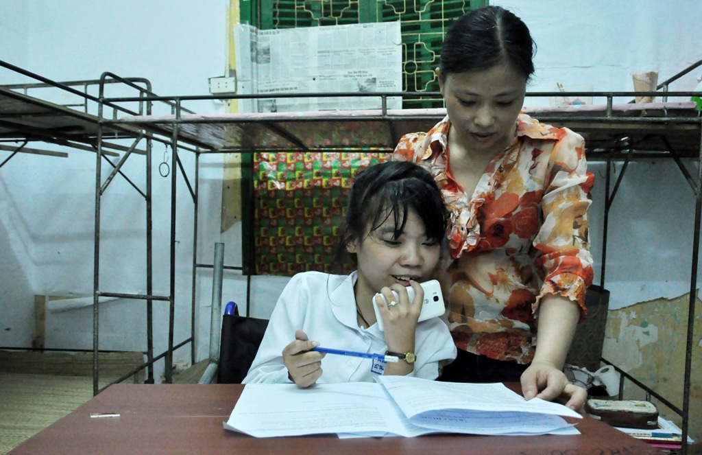 Bị bệnh nhược cơ từ nhỏ lại trải qua một đợt phẫu thuật cột sống nên sức khỏe Hà An rất kém, bù lại em có niềm đam mê và nỗ lực phi thường trong học tập