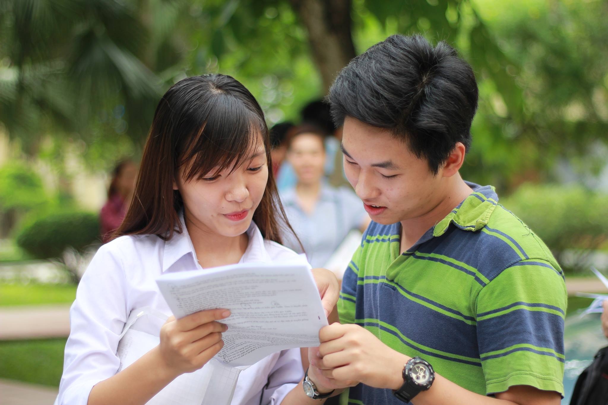Phụ huynh, sĩ tử vội vã rời thủ đô sau môn thi cuối - 7 Vũ Thị Thu Trang (Cụm thi ĐH Sư Phạm Hà Nội) cho biết đề thi Sinh khá dài và nhiều câu lý thuyết tương đối khó. Tuy nhiên nếu nắm vững kiến thức thì dễ dàng đạt điểm khá, giỏi. Trong kỳ thi THPT Quốc Gia năm nay, Trang cho biết em thích nhất đề thi Sinh Toán và Tiếng Anh, đây cũng là môn thi Trang tự tin làm tốt nhất
