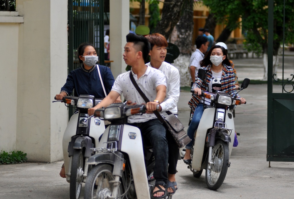 Thí sinh đầu trần đi xe máy rời địa điểm thi - 6