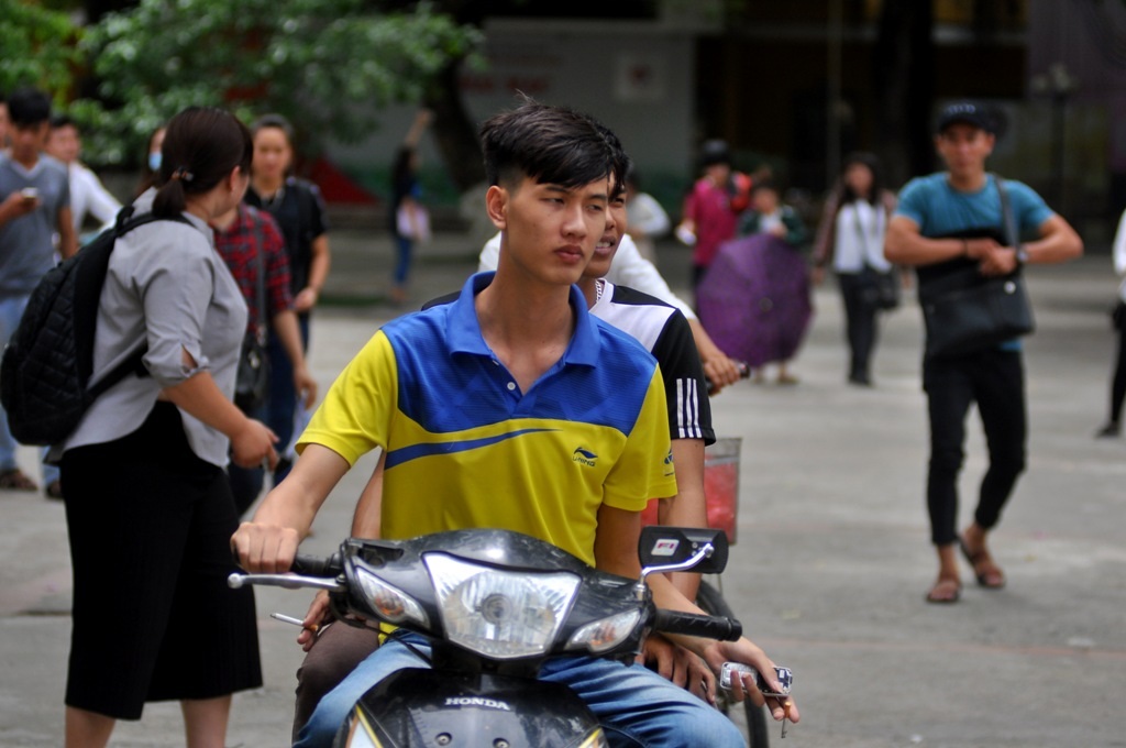 Vừa hút thuốc vừa đi xe máy