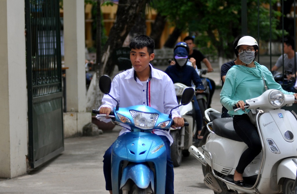 Thí sinh đầu trần đi xe máy rời địa điểm thi - 3