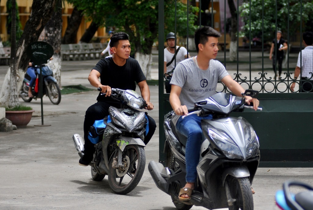 
Sau khi kết thúc môn thi Lịch sử, tại điểm trường THPT Nguyễn Thị Minh Khai (Phú Diễn, Bắc Từ Liêm, Hà Nội) khá nhiều thí sinh đi xe máy rời địa điểm thi mà không đội mũ bảo hiểm Từng đoàn xe máy nối đuôi nhau, vô tư để đầu trần.
