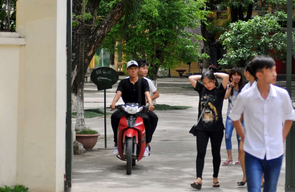 Bình thản vi phạm giao thông ngay khi rời cổng trường thi