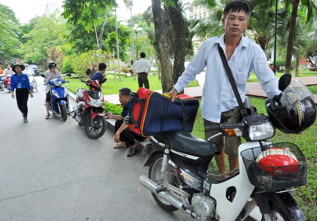 Ông Lê Đức Tuấn (Tản Hồng – Bà Vì – Hà Nội) đang chờ con trai thi THPT Quốc Gia tại điểm thi trường ĐH Sư Phạm Hà Nội. Ông Tuấn cho hay, nhà ông cách trường thi khoảng 60km, vì thế hai bố con thuê trọ ở gần trường để tiện việc đi lại. Hôm nay là ngày thi môn cuối cùng, ông Tuấn sắp xếp đồ đạc và chờ con làm bài thi xong để về quê.