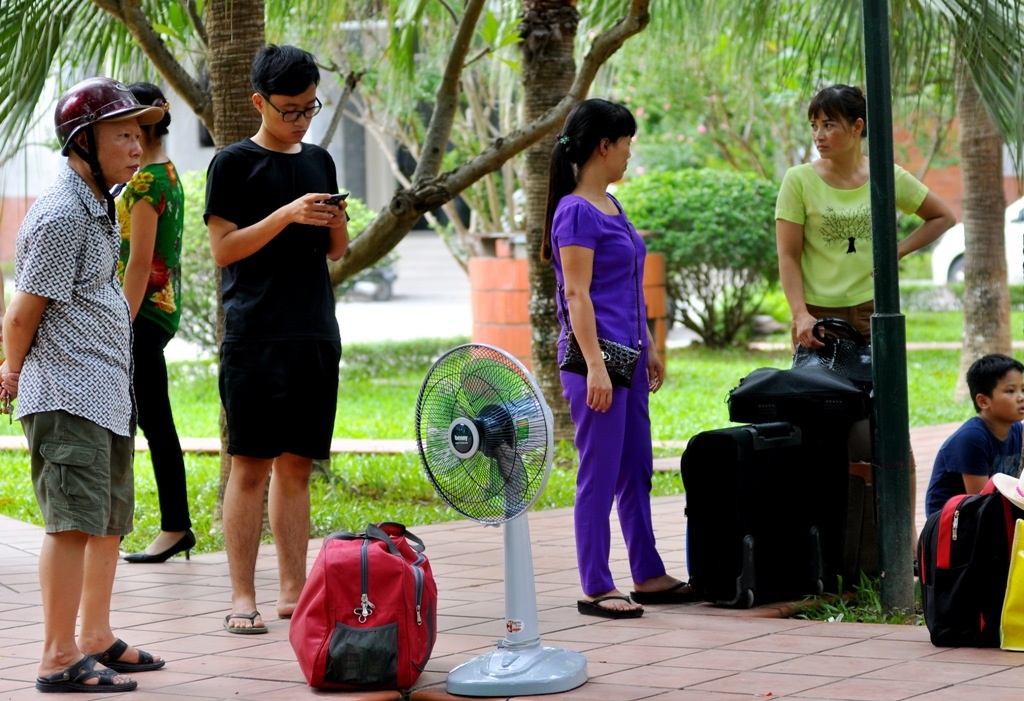 Trong khuôn viên của cụm thi ĐH Sư Phạm Hà Nội, rất nhiều phụ huynh ở xa cũng “tay xách nách mang” đợi con